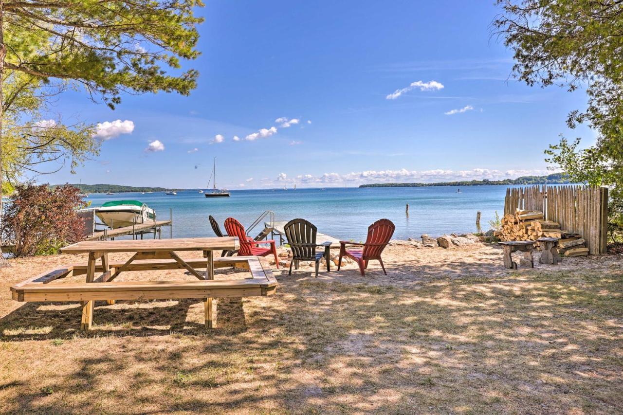 Quaint Studio With Shared Beach Walk To Suttons Bay ภายนอก รูปภาพ